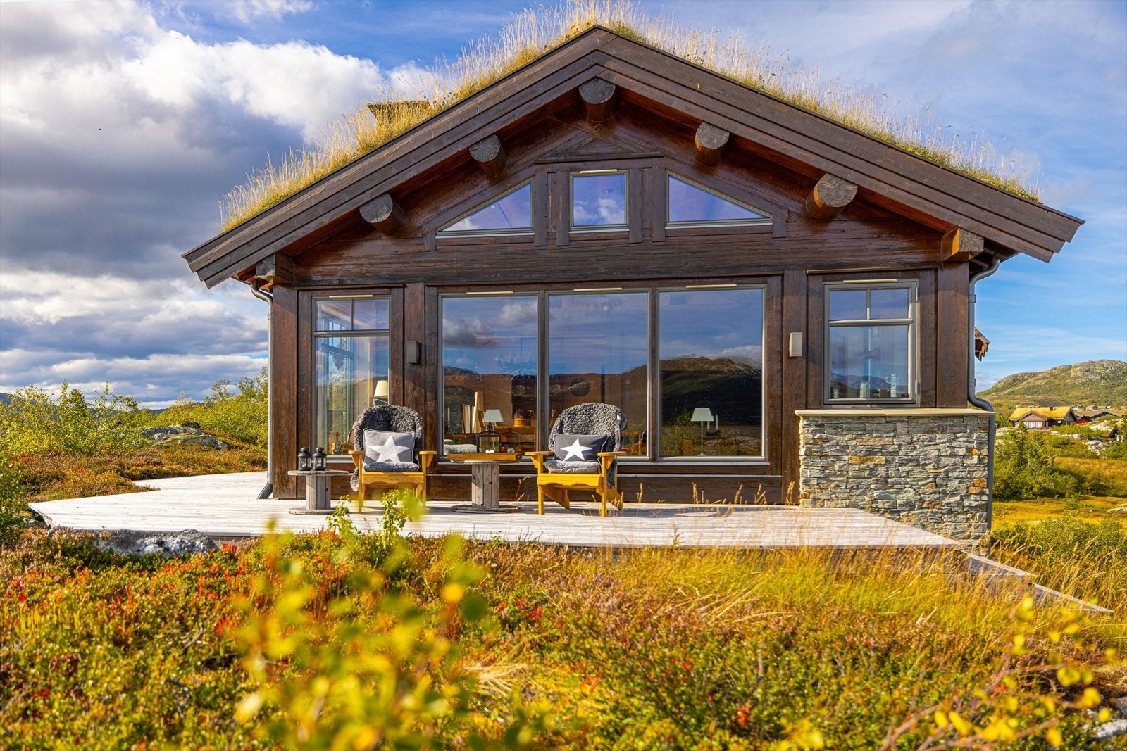 Solrikt og usjenert - her kan du nye solfylte dager på hyttens flotte terrasse på hele 53kvm og som flukter rett ut i terrenget. Galleribilde