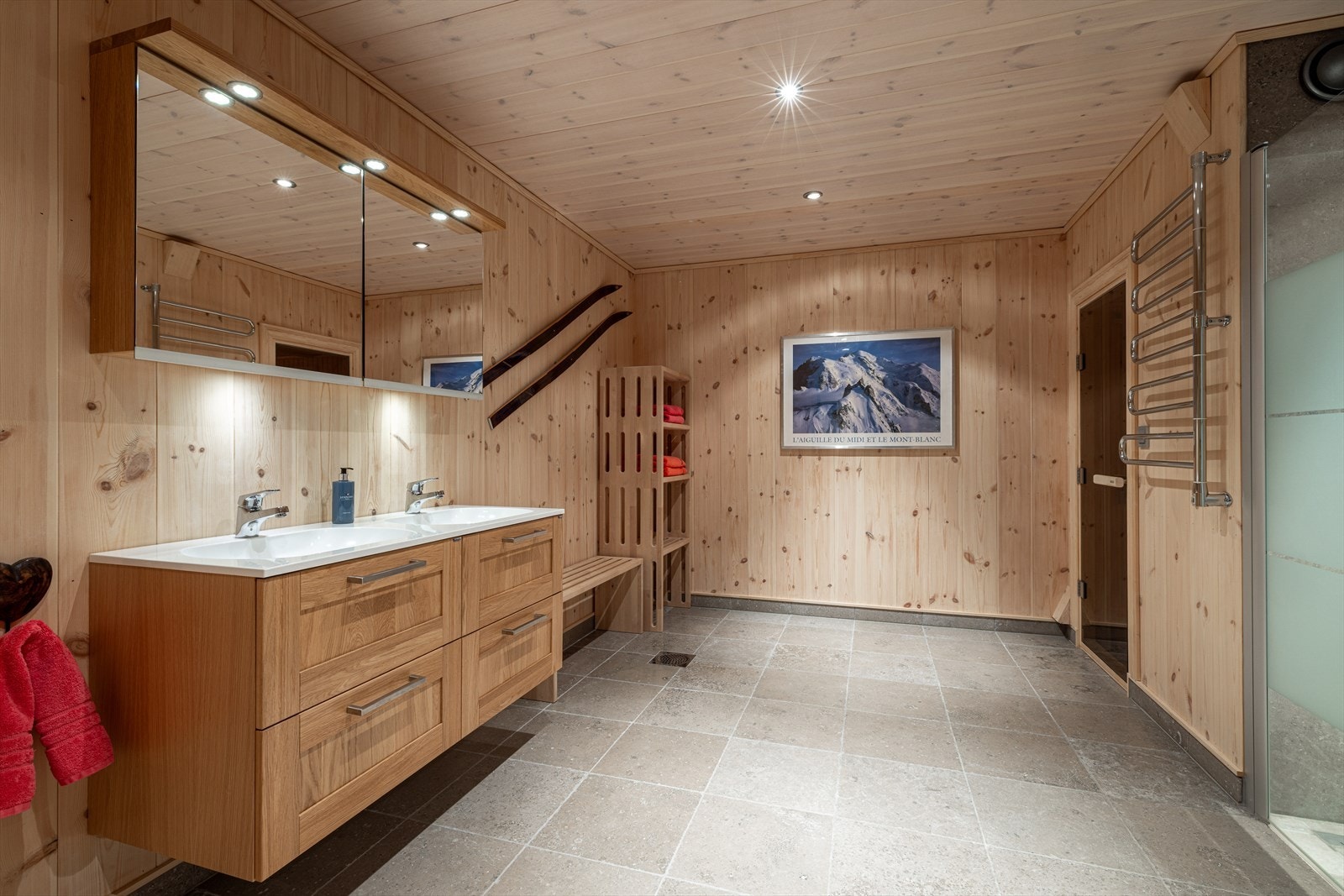 Stort og delikat spa-bad. Badet er flislagt med naturstein fra Lenngren Naturstein på gulv og i hele dusjnisjen, samt panel på vegger. Galleribilde