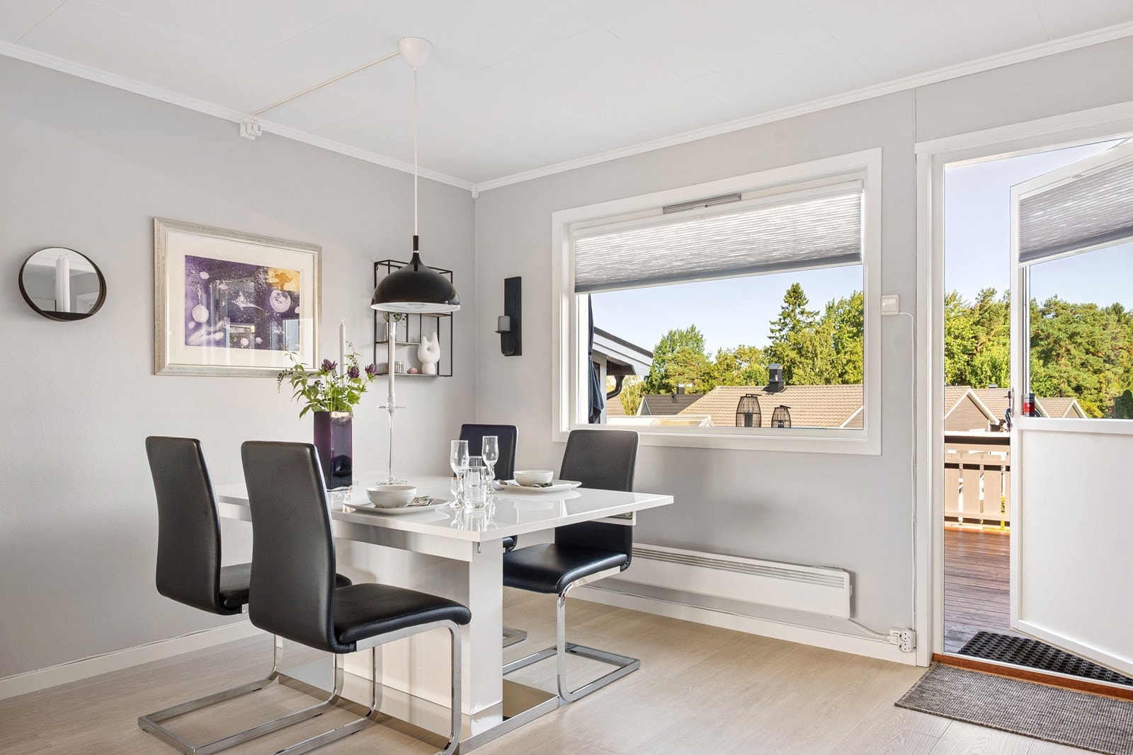 Verandadør fører ut til uteplass på 45 kvm som strekker seg langs nordsiden av huset. Galleribilde
