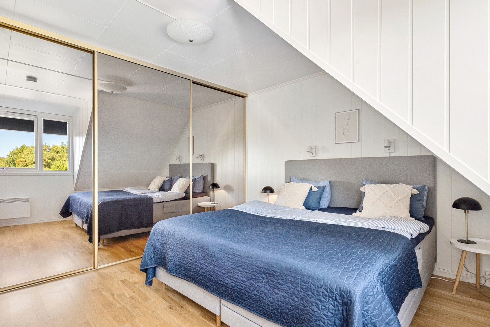 Hovedsoverommet er innredet med stor skyvedørsgarderobe. Galleribilde
