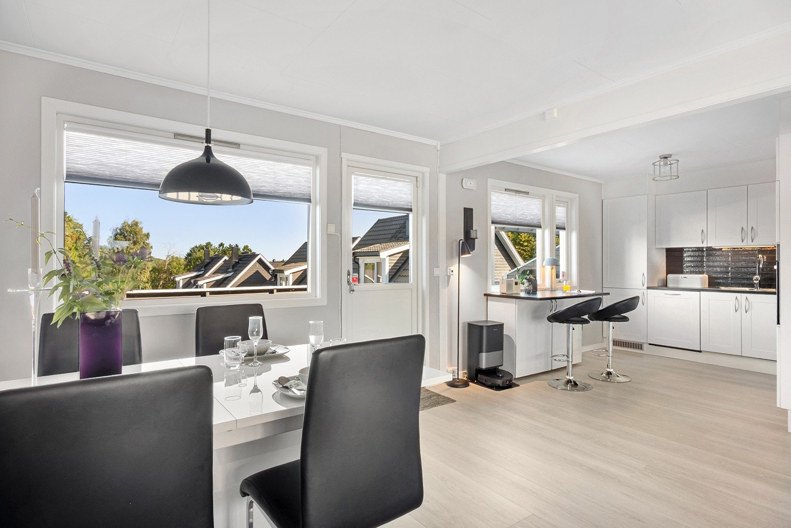 I sone tilknyttet kjøkken kan spisebord med plass til hele familien og litt til plasseres. Galleribilde