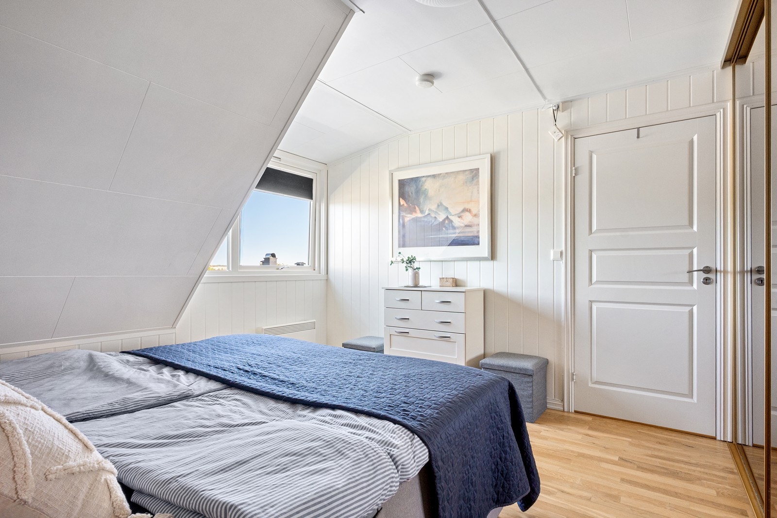I 2. etasje ligger tre lyse og romslige soverom med eikeparkett på gulv og god plass til ønsket møblement. Galleribilde