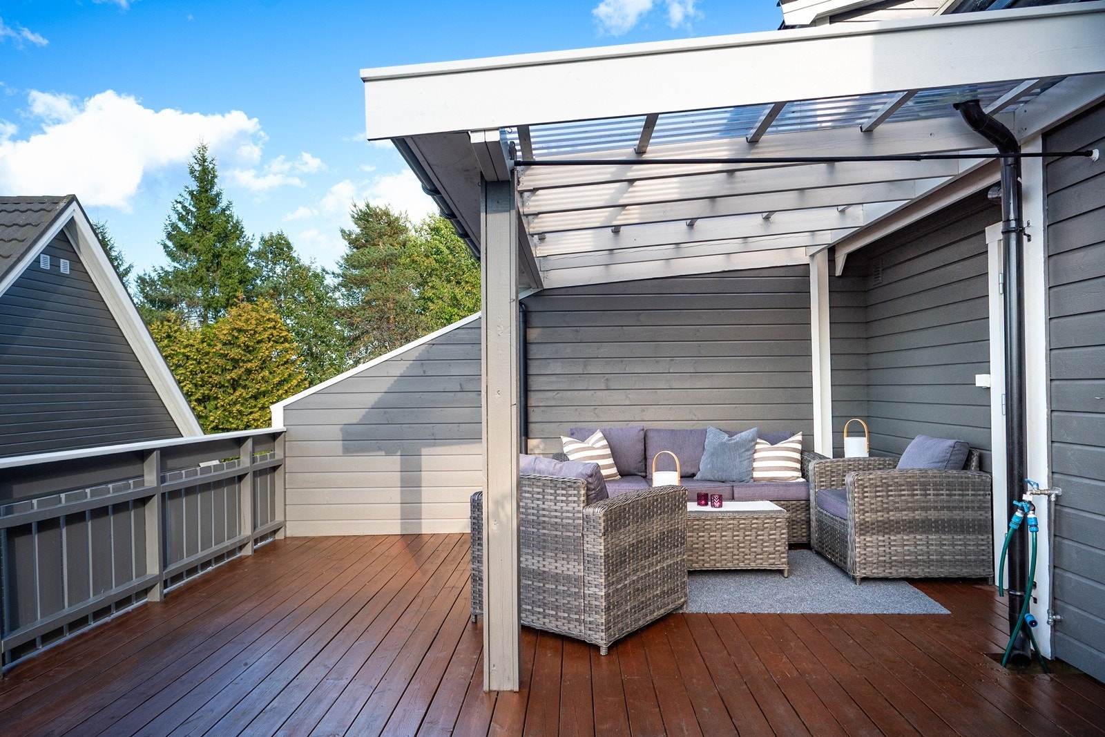 Pergola setter en hyggelig ramme rundt uteoppholdet og skaper et samlingspunkt. Galleribilde