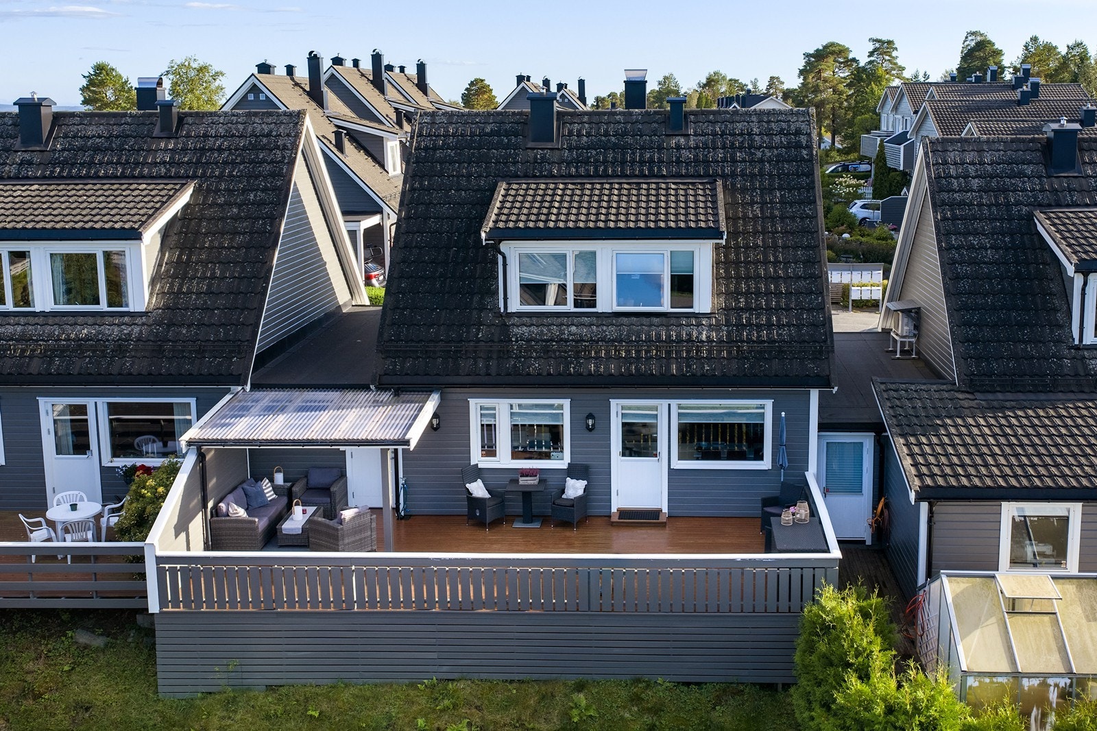 Eneboligen ligger sentralt, men samtidig tilbaketrukket i et veletablert og populært område. Galleribilde