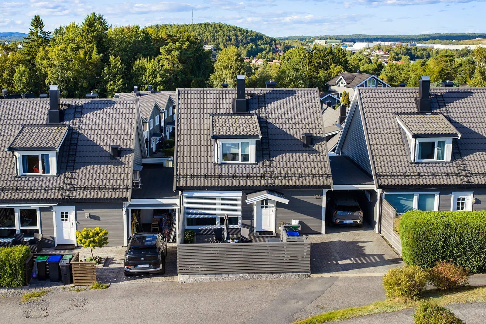 Eneboligen i kjede har fin og familievennlig planløsning over to plan og beliggenhet som gir godt skjermede uteareal på to sider. Galleribilde