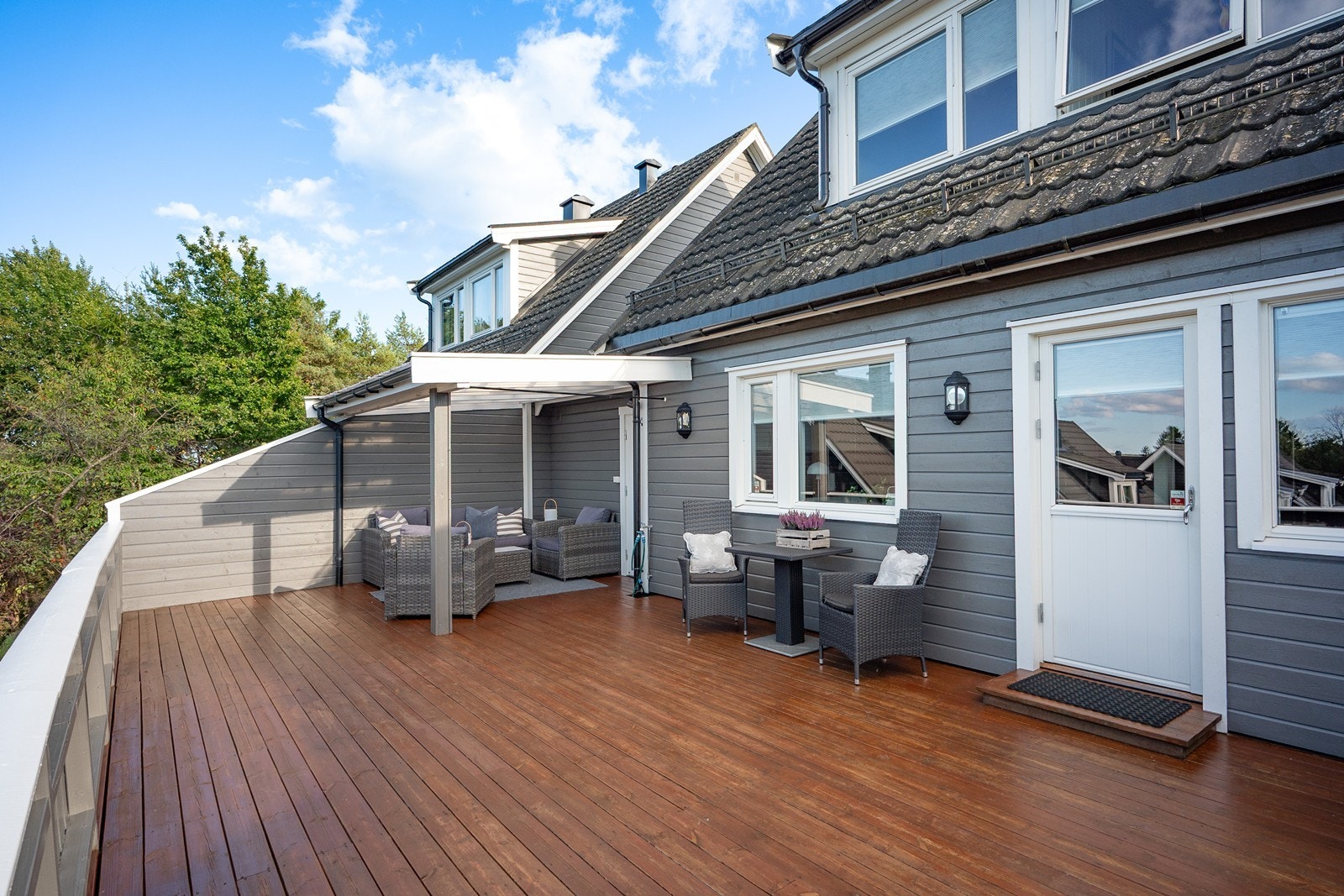 Her er det plass til møblering for både avslapning og måltider. Dør ved pergola gir enkel tilgang til bod som er gjennomgående til carport. Galleribilde