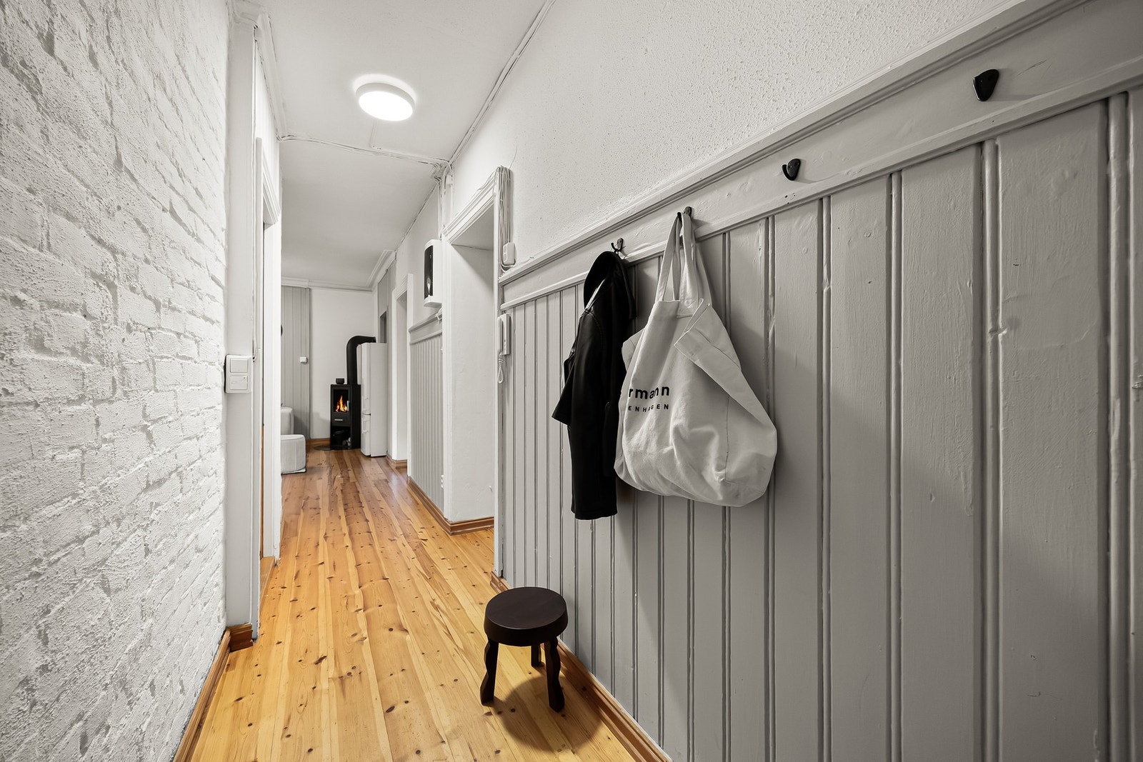 Entrèen gir plass til oppheng av yttertøy og sko Galleribilde