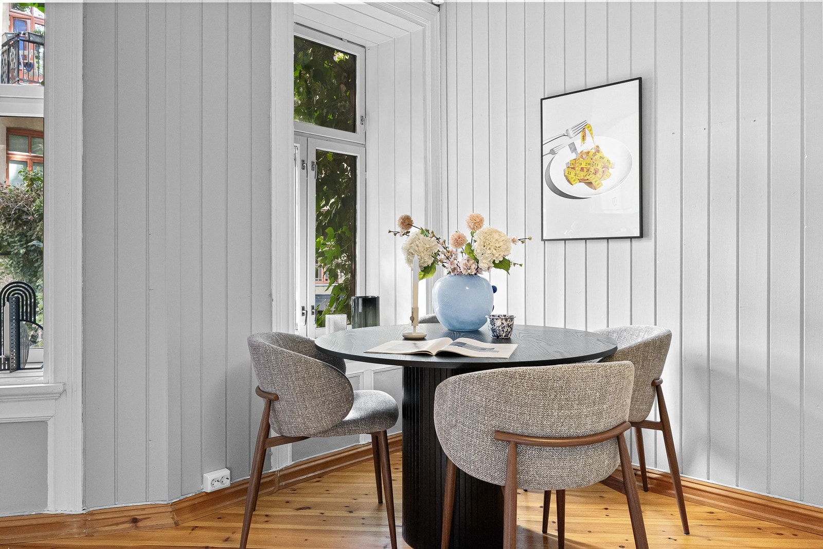 Møbler stuen med spisebord og sofagruppe Galleribilde