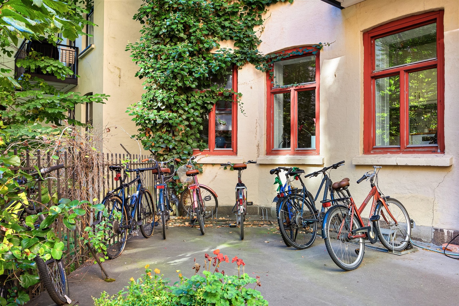 Det er sykkelparkering i bakgården Galleribilde