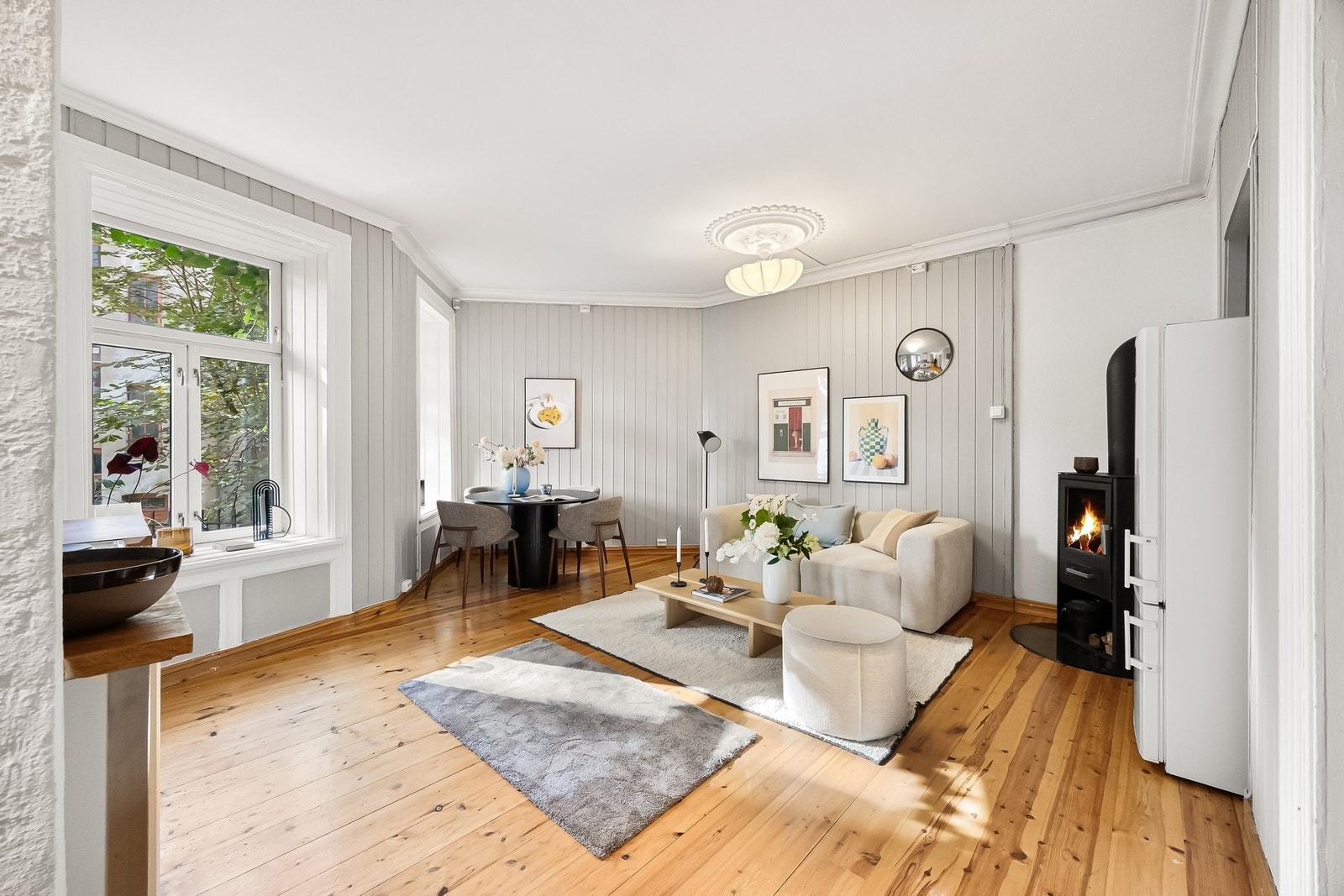 En leilighet med store rom, klassiske detaljer, dype karmer idyllisk utsyn Galleribilde