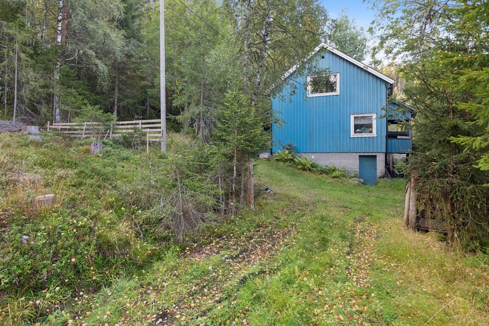 Det er adkomst med privat stikkvei som deles med nabo (andel i kostnader for drift/vedlikehold tilkommer) og parkering like ved huset Galleribilde