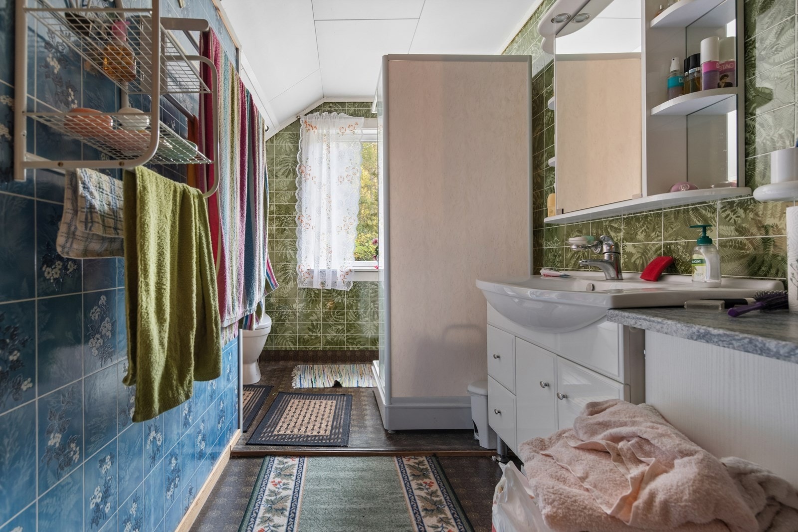 Badet er av eldre dato med belegg på gulv og vegger med våtromstapet - Det er nivåforskjell i gulvet, trolig etter utvidelse av rommet som ble antatt utført på 80-tallet Galleribilde