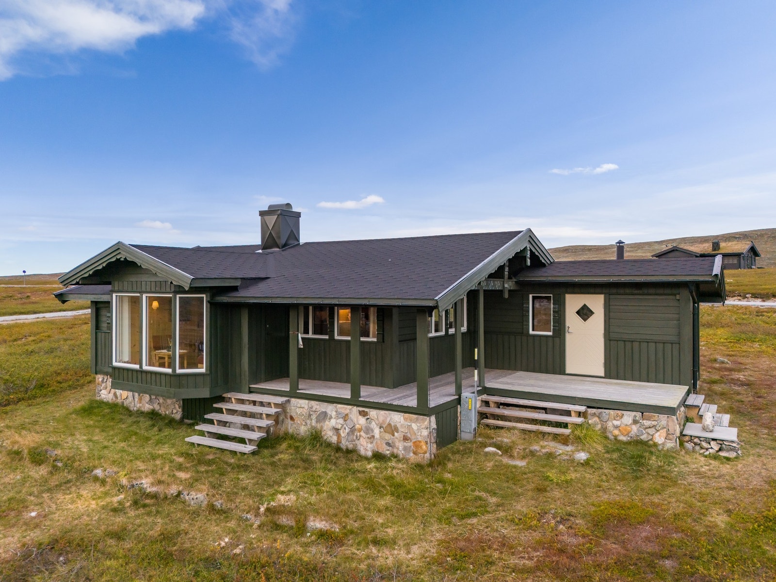 Småroi ligger høyt og fritt øst på Hardangervidda, i Tinn kommune og nær grensen mot Nore og Uvdal Galleribilde