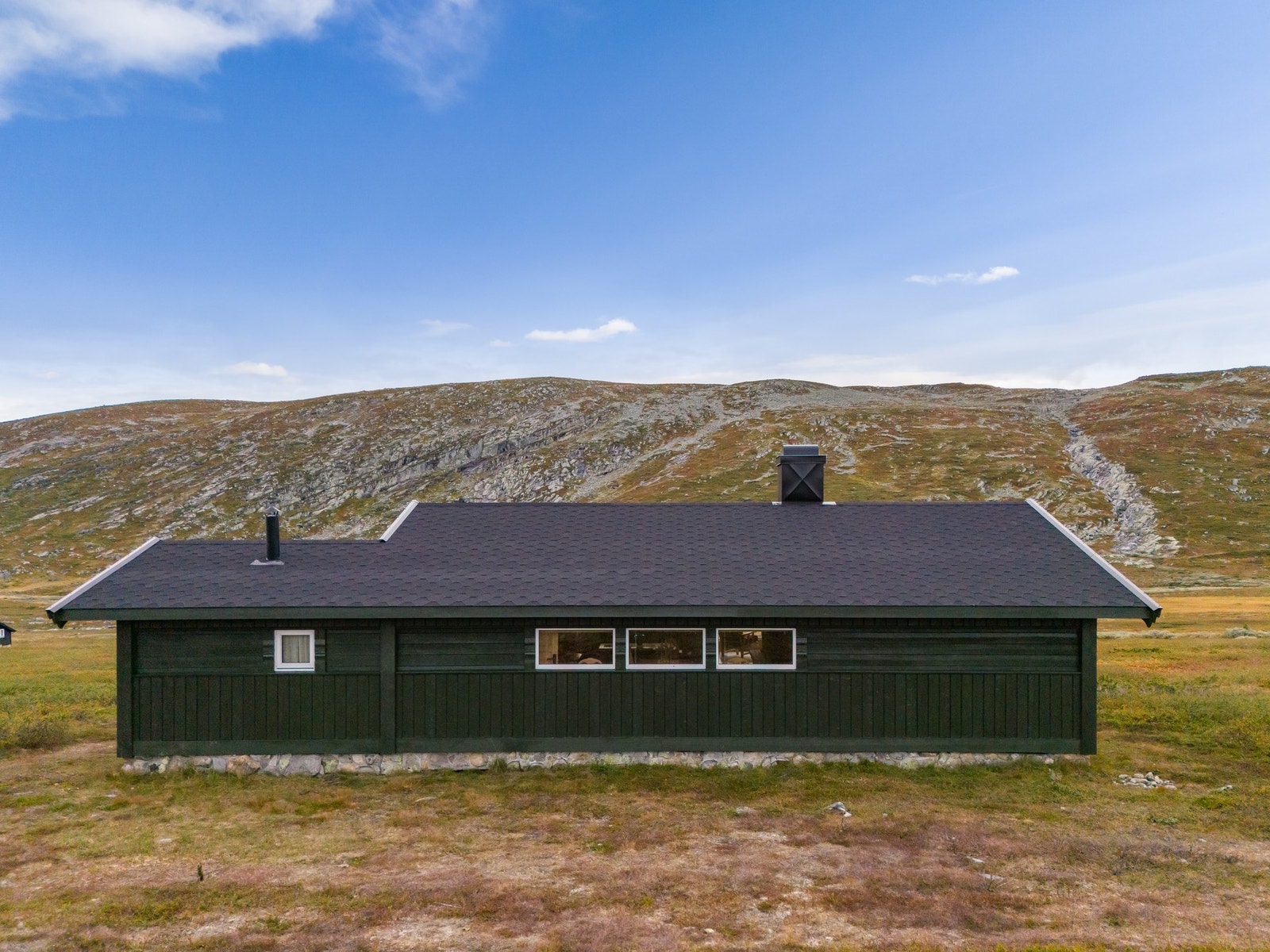 Sommerstid er det gode muligheter for fotturer, fiske og andre naturopplevelser, med merkede turstier videre innover fjellet mot blant annet Mårbu, Rauhelleren og Solheimstulen. Borgsjåbrotet er også et populært turmål Galleribilde