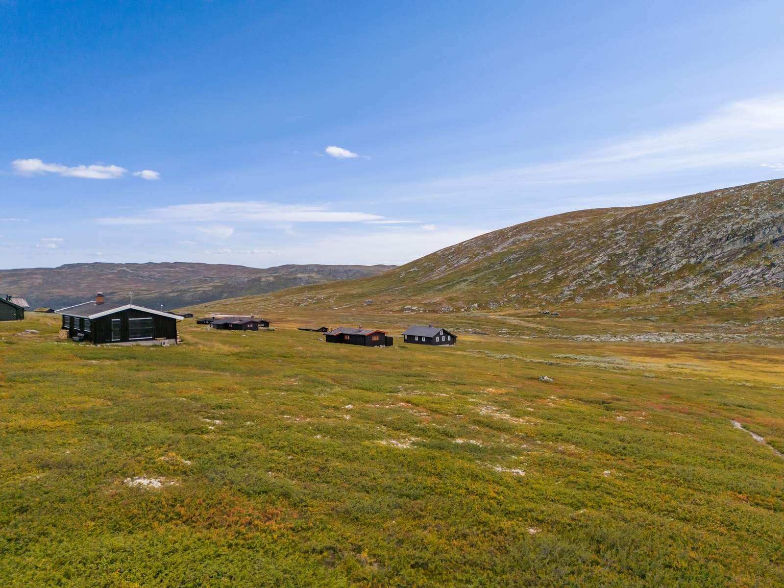 Også på Uvdal-siden finnes flere etablerte hytteområder, men høyfjellsnaturen og de store åpne landskapsrommene setter sitt tydelige preg på området Galleribilde
