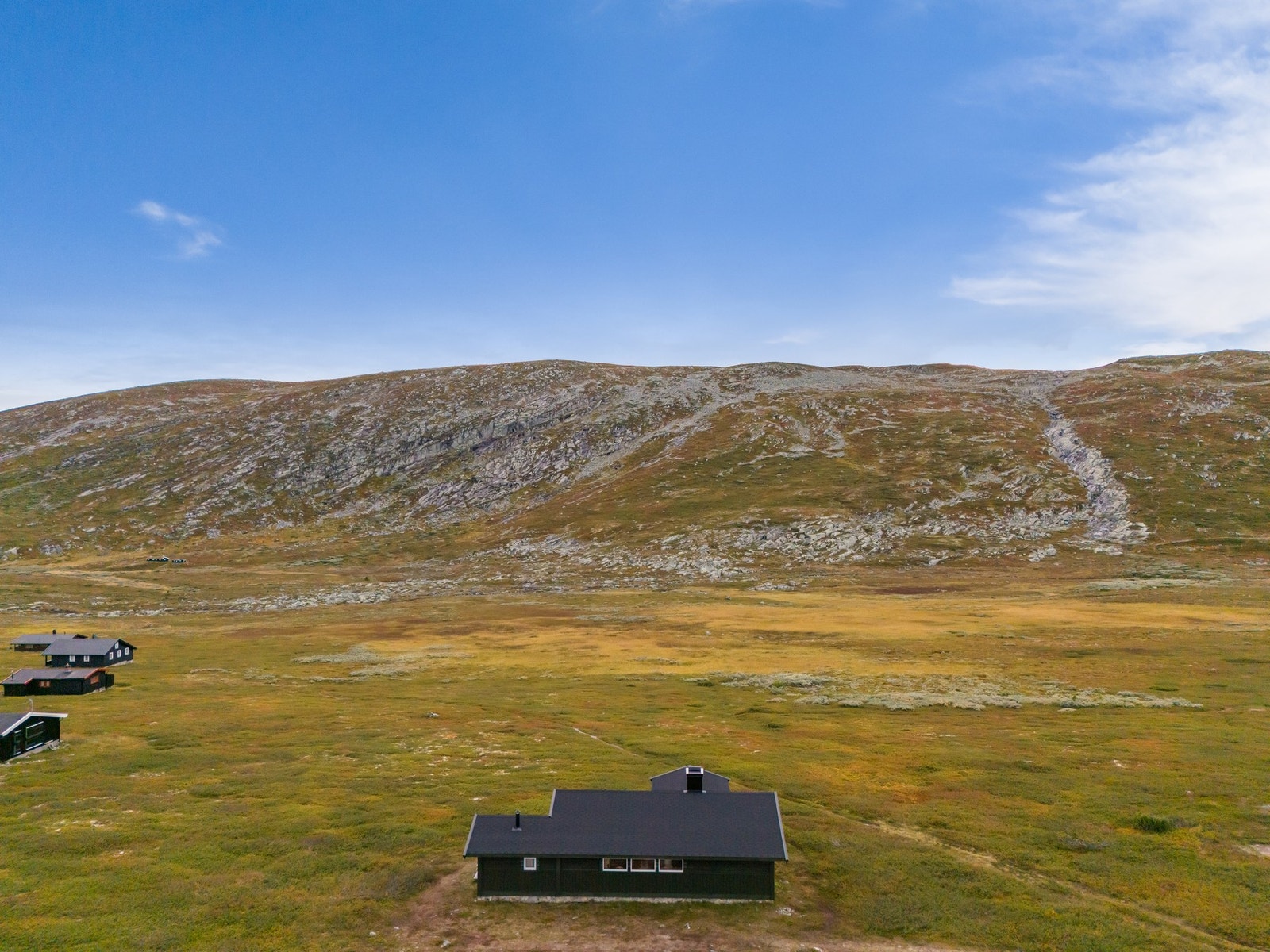 Fra Småroi går veien ned gjennom Tessungdalen mot Tinn Austbygd, hvor landskapet gradvis blir lunere og hytte- og gårdsbebyggelsen mer fremtredende Galleribilde