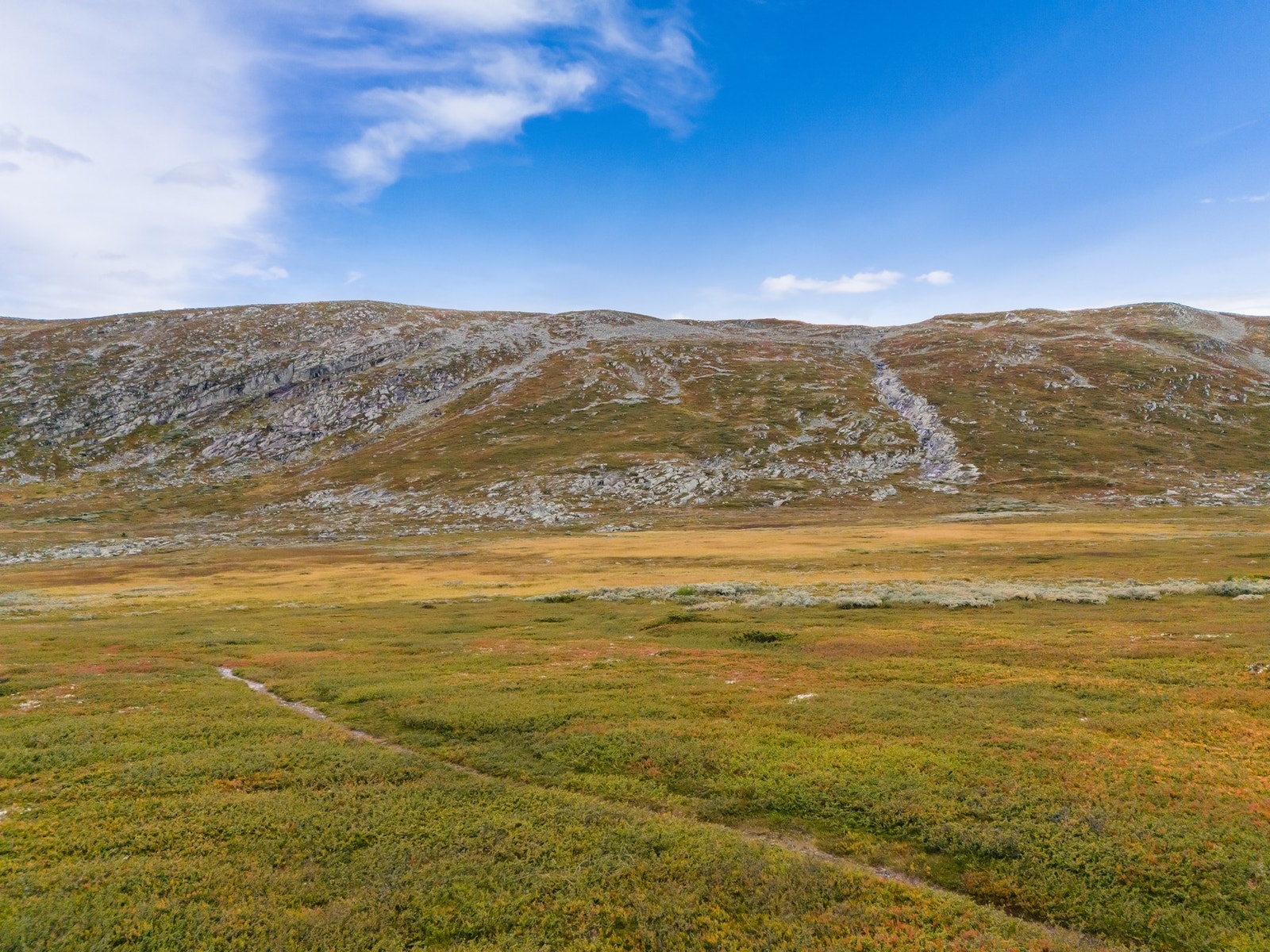 Hele 1167 moh., øst på Hardangervidda, ligger denne hytten omgitt flott høyfjellsnatur Galleribilde