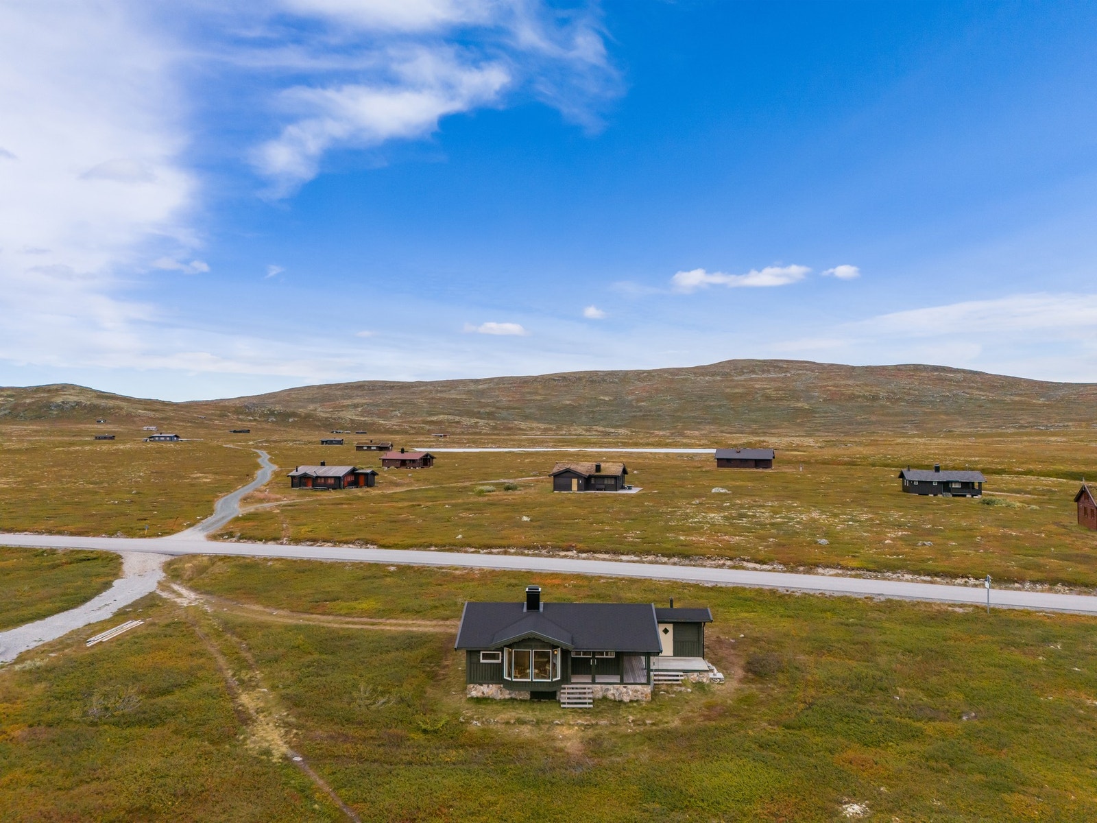 På Småroi / Tinn Austbygd er det noe spredt hyttebebyggelse i det åpne fjellandskapet, hvor naturen ellers er det dominerende innslaget Galleribilde