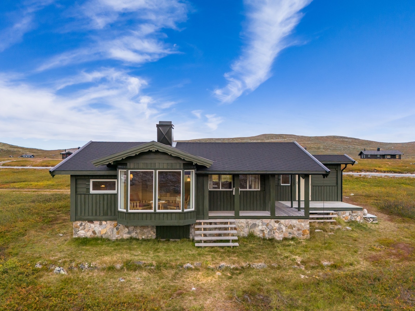 Området ligger opptil 1200 moh. og byr på et karakteristisk høyfjellslandskap med åpne vidder, fjellvann og store, sammenhengende naturområder Galleribilde