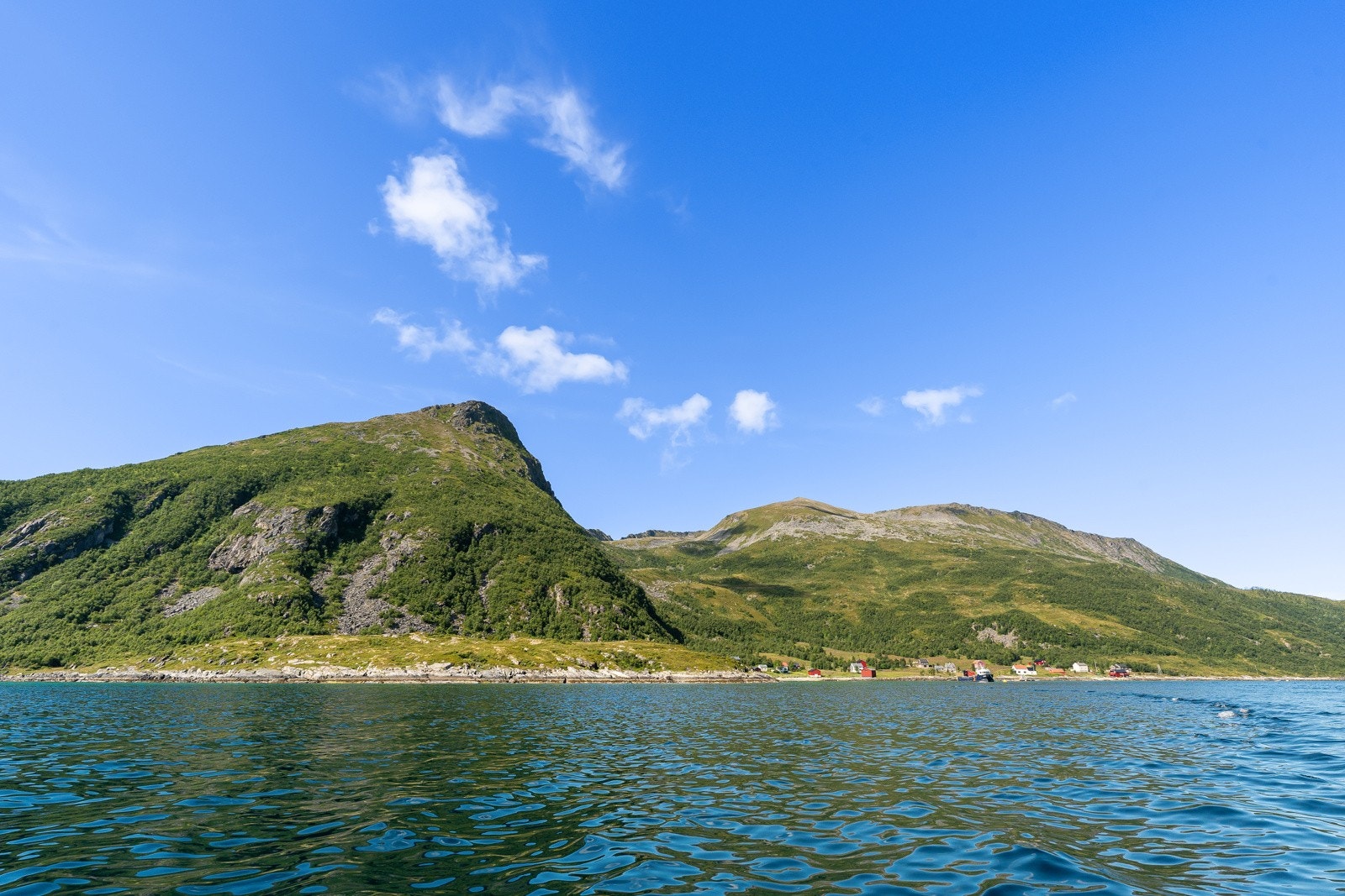 Sessøyfjorden på den ene siden og øyas fjellandskap på den andre.