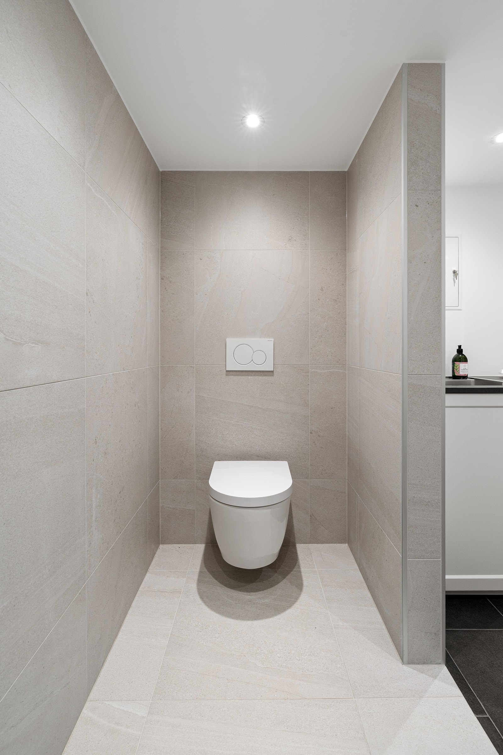 De lyse beige tonene gir badet et lunt og harmonisk preg.