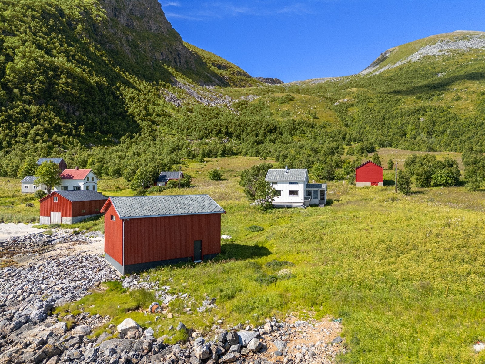 Naustet er betydelig oppgradert og byr på kvaliteter langt utover et tradisjonelt sjøhus.
