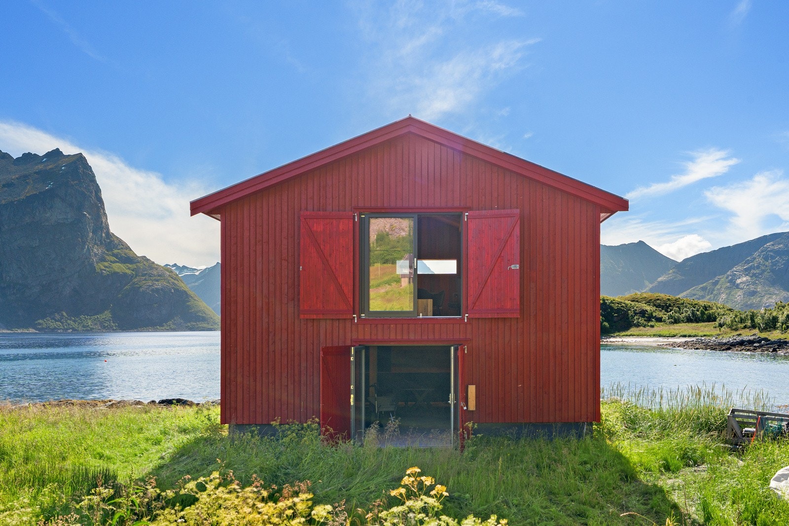 Naustets plassering tett på sjøen gjør dette til en naturlig møteplass på eiendommen.