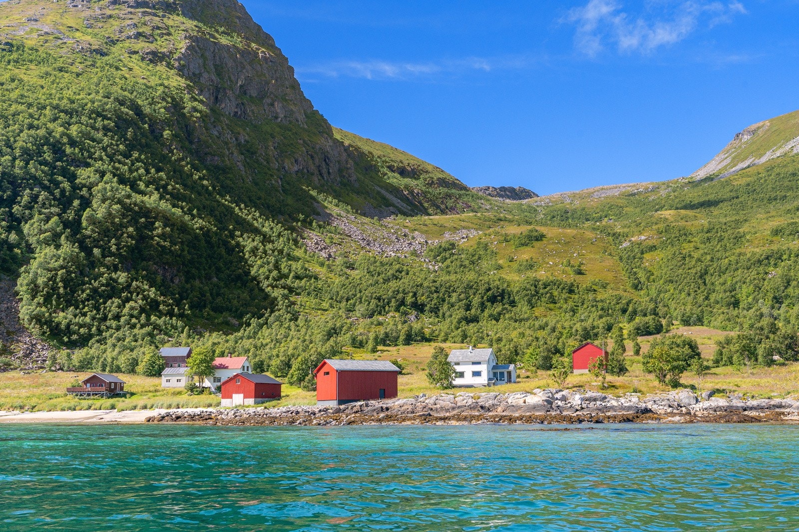 Bebyggelsen ligger fint samlet med kort avstand til sjø og strand.