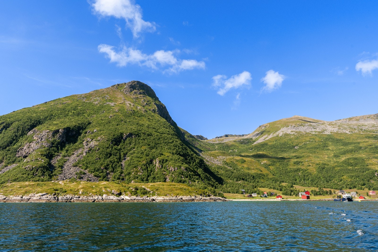 Et sjeldent kystlandskap med store naturområder rundt bebyggelsen.