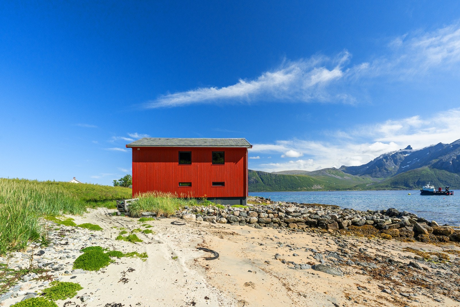 Naust og beliggenhet fra stranden