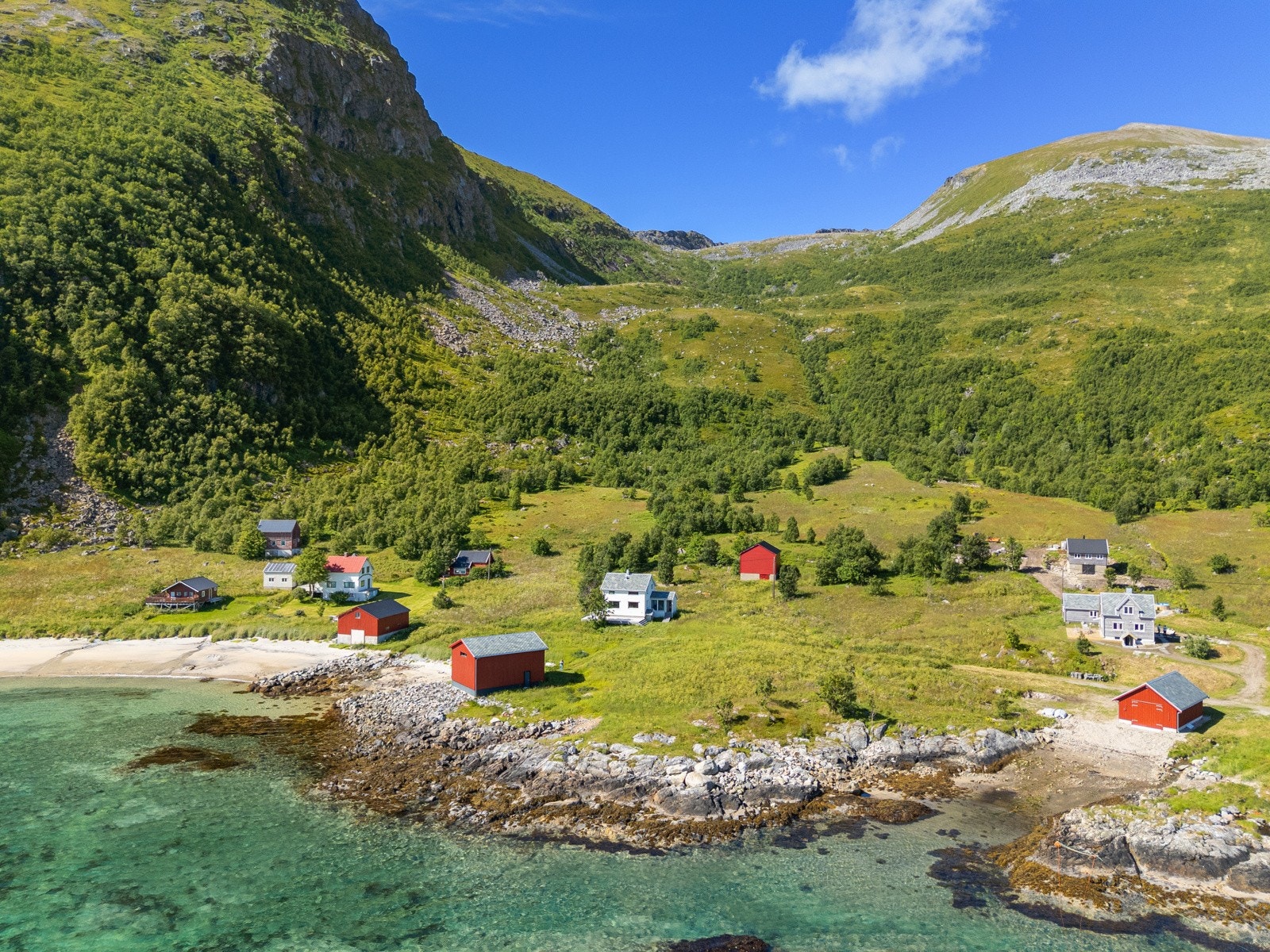 Eiendommen ligger usjenert til på østsiden av Sessøya, med vid utsikt over Sessøyfjorden.