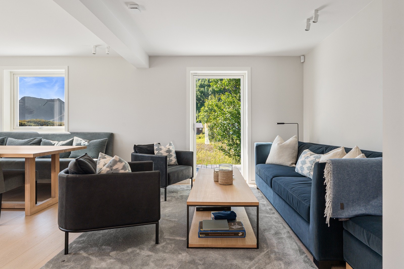 Stuen fremstår lys, moderne og innbydende, med åpen planløsning.