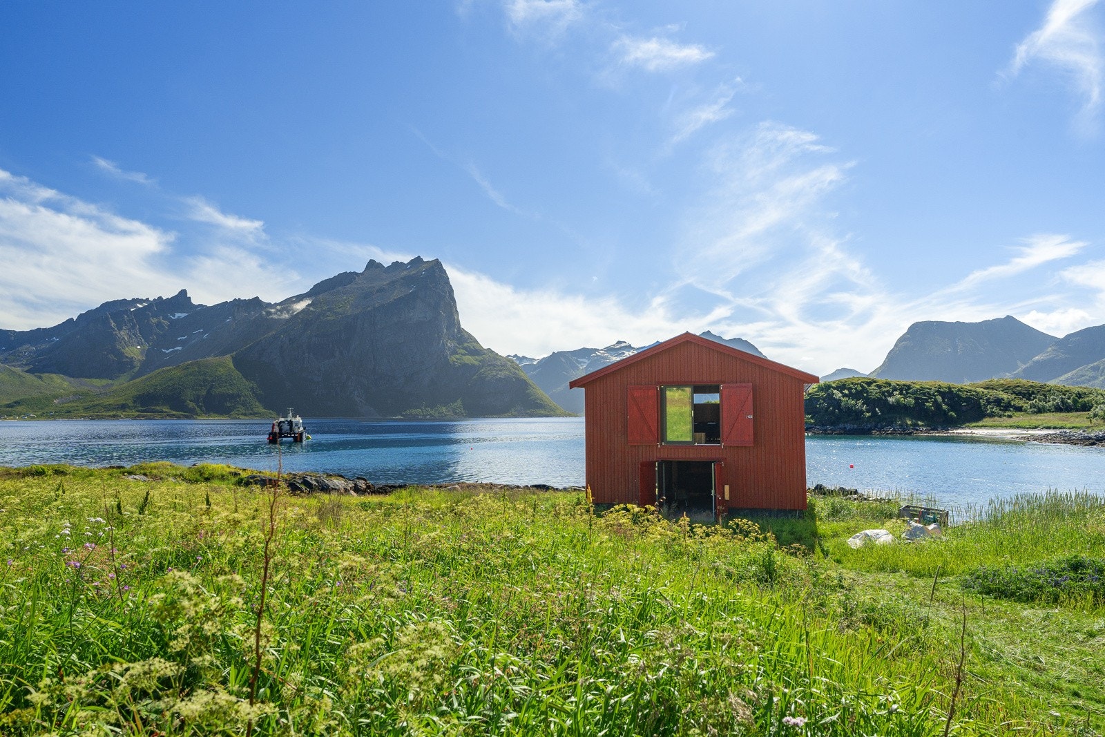 Fra naustet er veien kort til både brygge, sjø og alt det Sessøya har å by på.