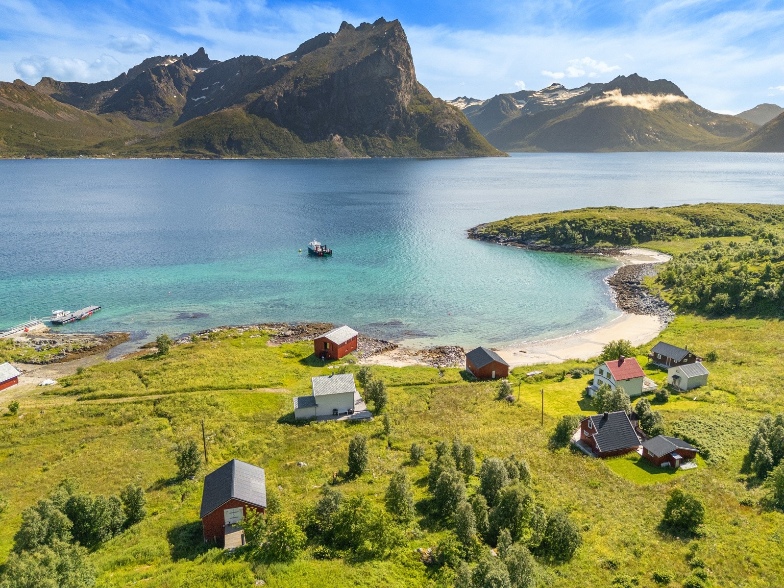 Panoramautsikt mot Kvaløya, Rekvika og karakteristiske Skamtinden.