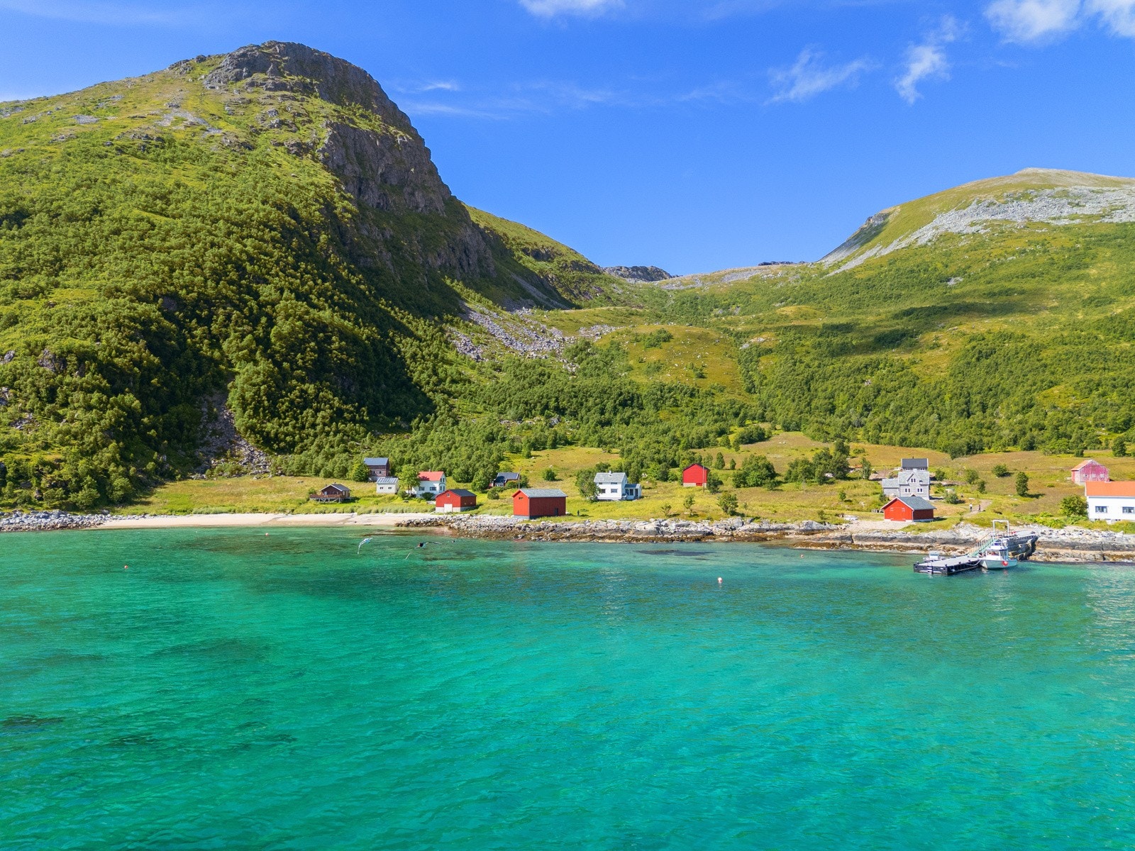 Droneperspektivet viser eiendommens flotte plassering mellom sjøen og fjellet.