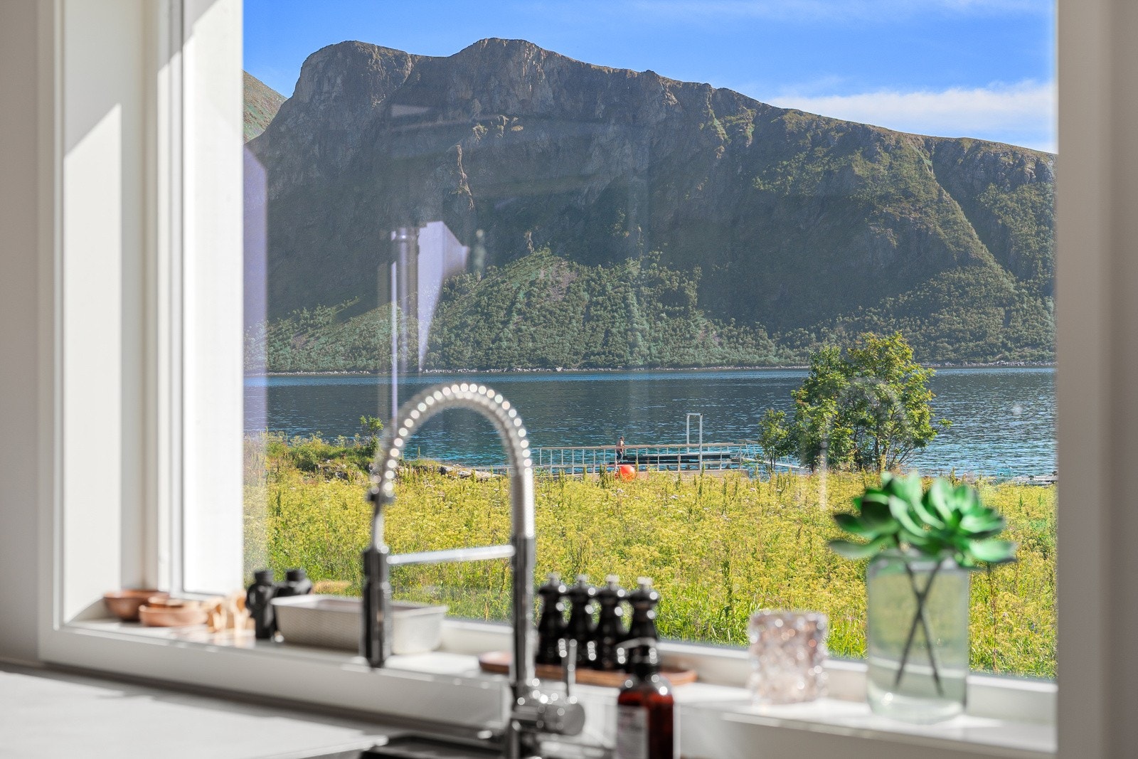 Utsikt mot øst over Sessøyfjorden, med Kvaløya og de markante fjellene som en storslått bakgrunn.