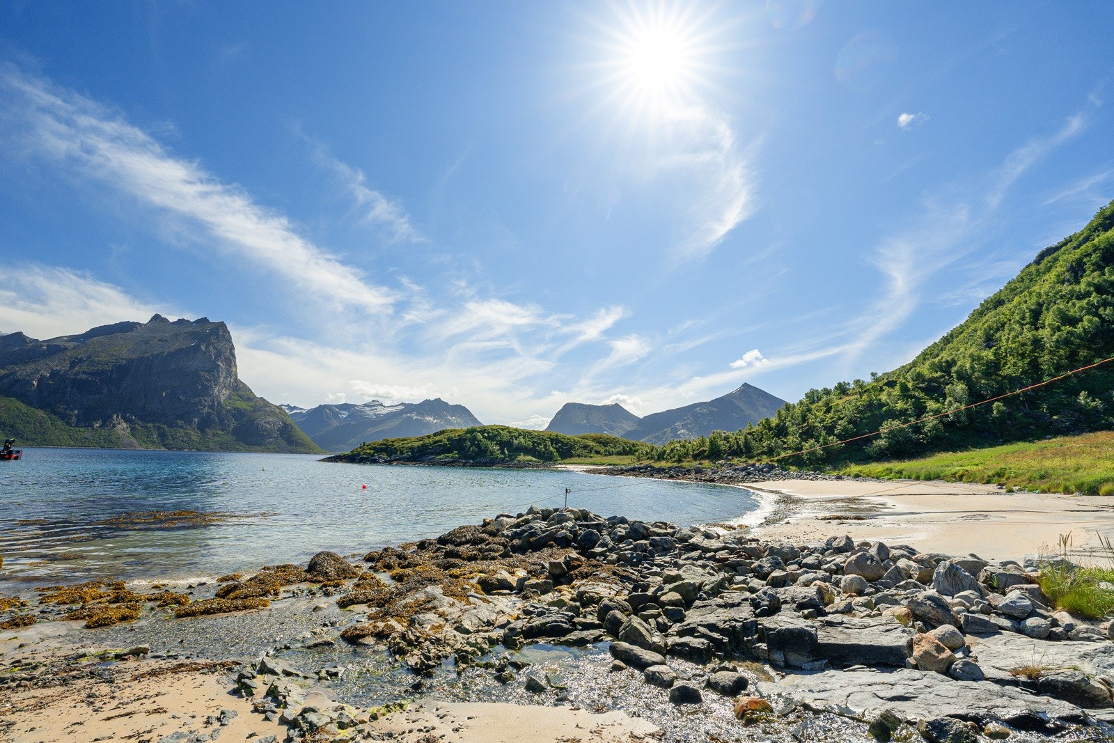 Vakkert landskap og strand like ved eiendommen
