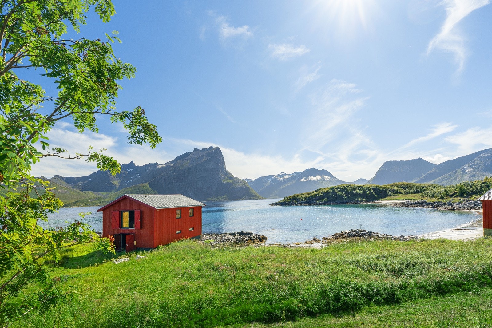 Herfra er veien kort ut til fjorden, omkringliggende øyer og videre mot kysten.