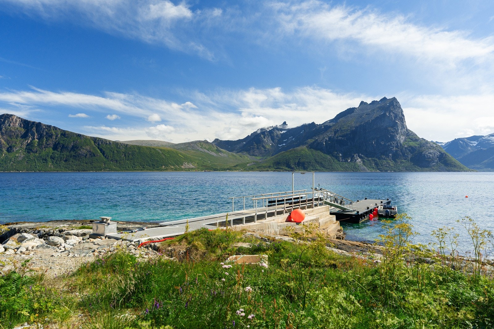 Fra bryggen er det kort vei opp til bebyggelsen og resten av eiendommen.