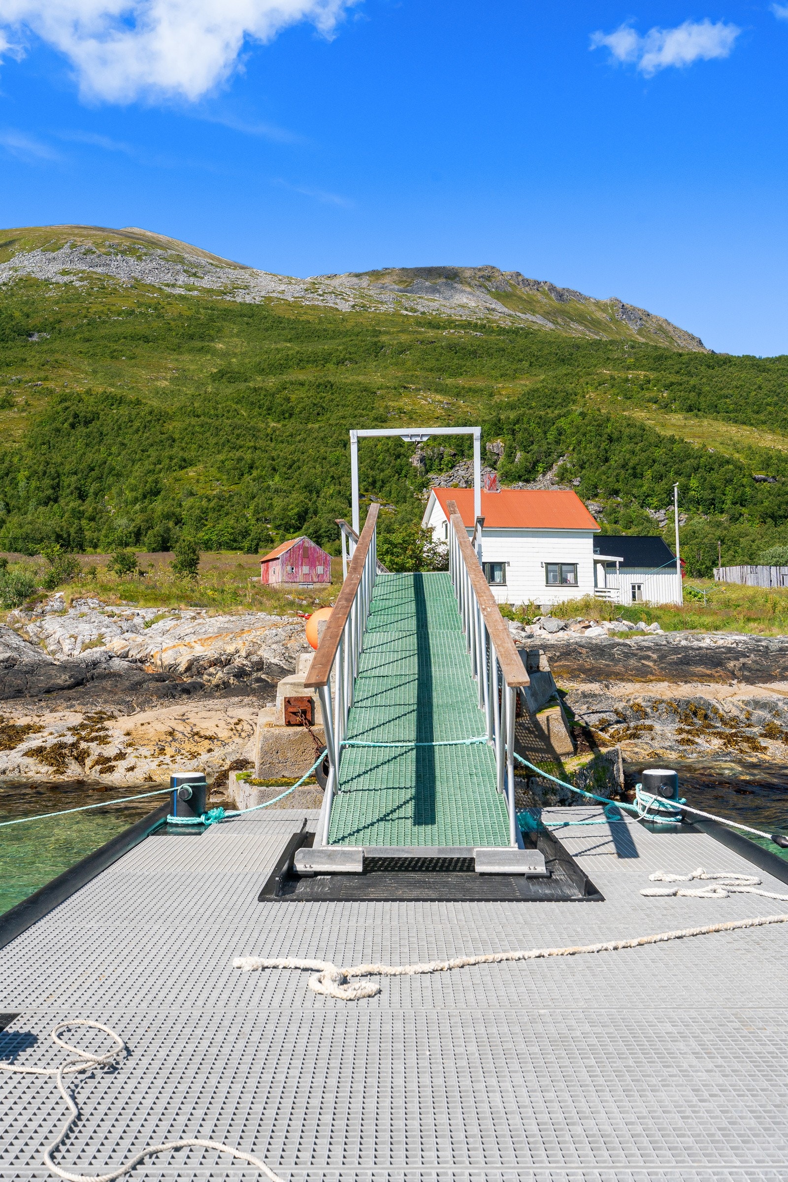 Her starter opplevelsen av Sessøya ? med sjøen som den naturlige adkomstveien.