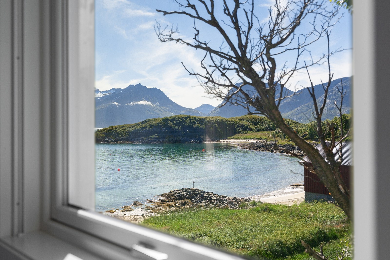 Utsikt over stranden og sjøen fra soverom i andre etasje