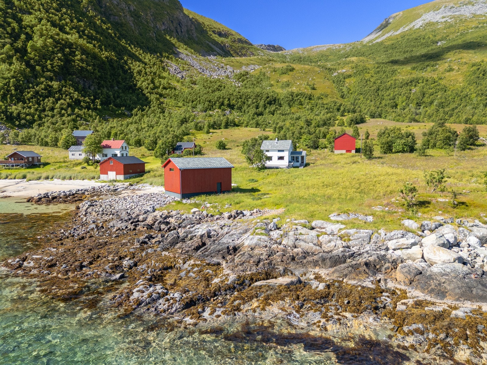 Hovedhuset, naustet og låven gir eiendommen både karakter og betydelige bruksarealer.