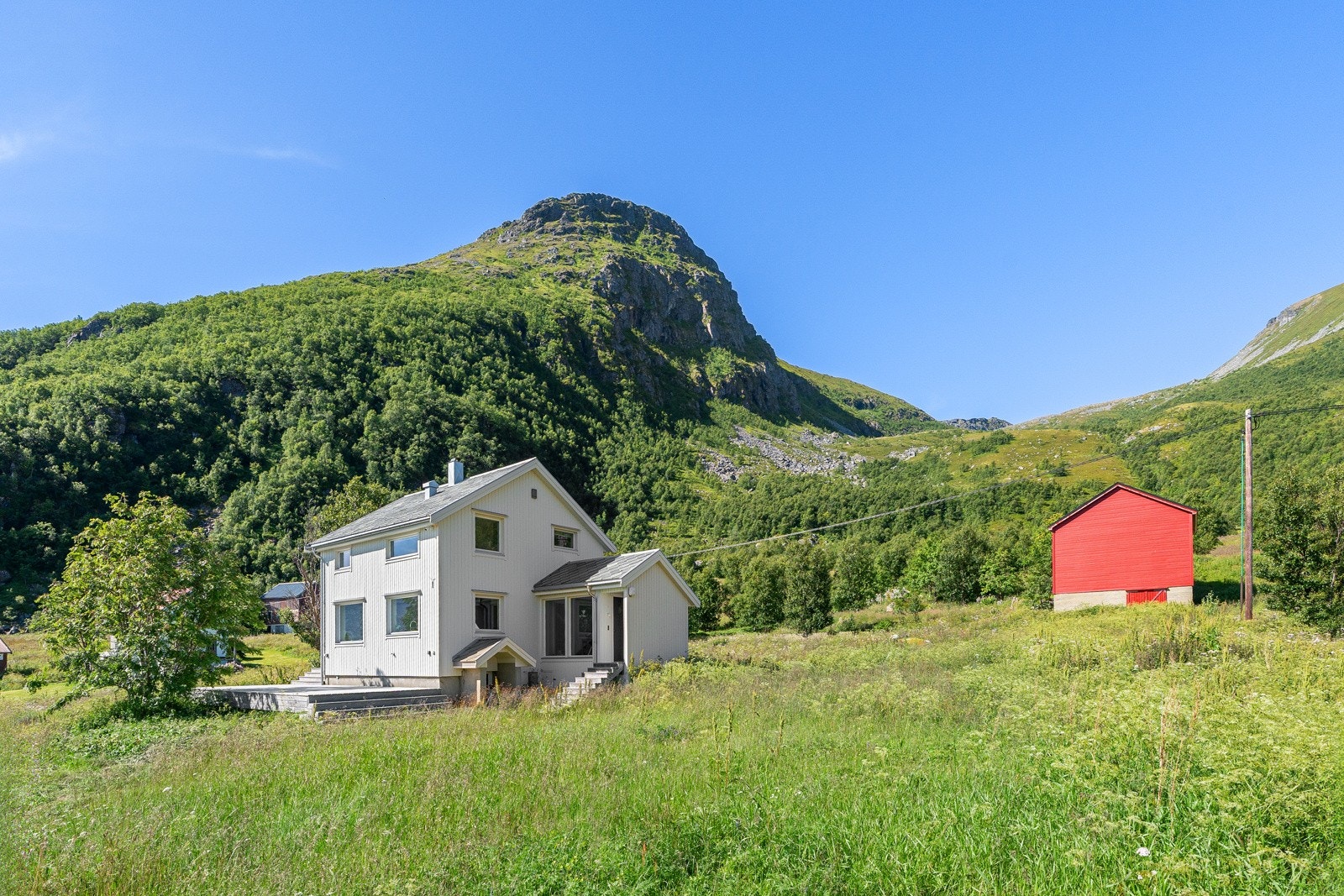 Hus og loven med Stabben på 472 moh i bakrunnen