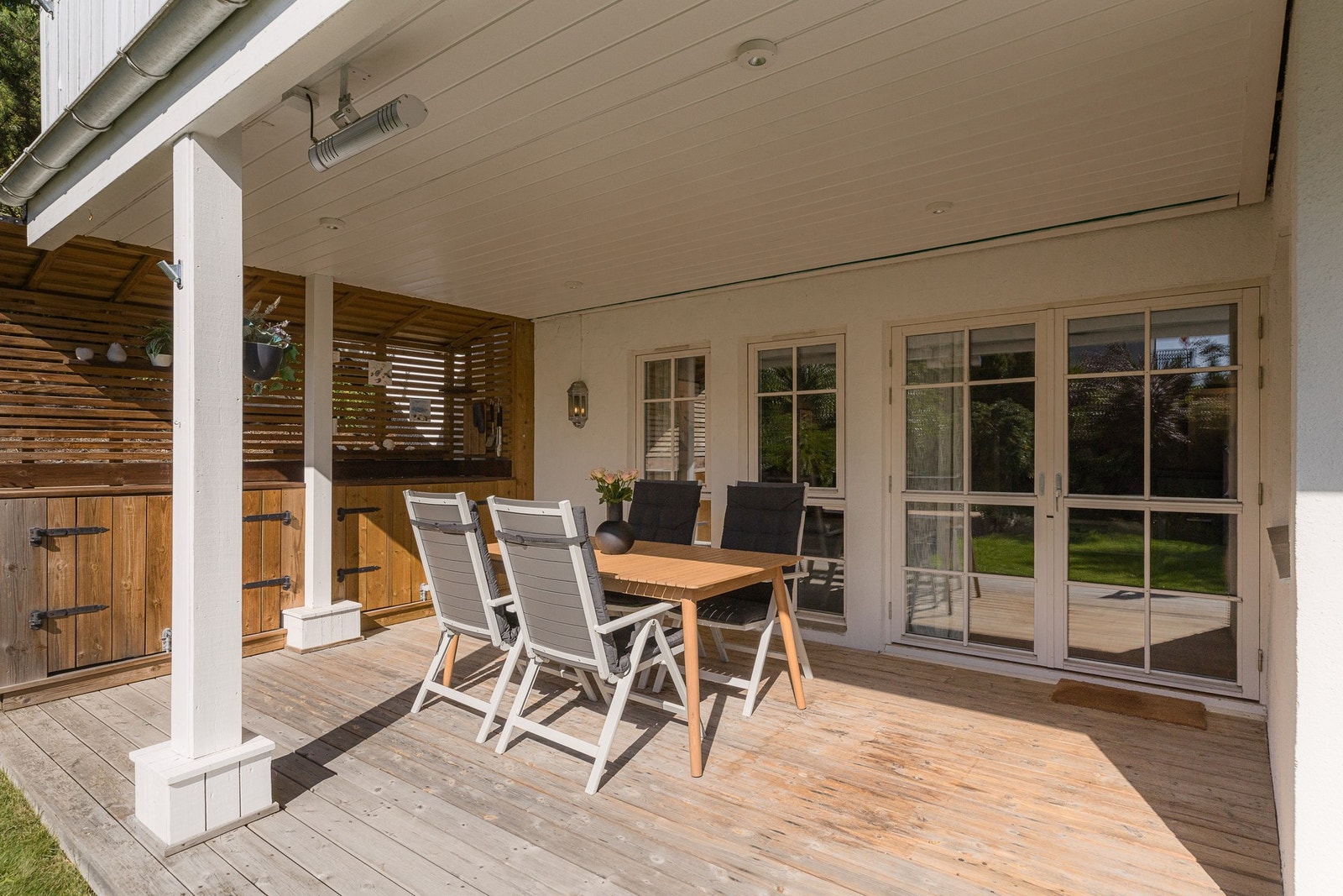 Fra stuen er det utgang til en 24 kvm stor terrasse med overbygg Galleribilde