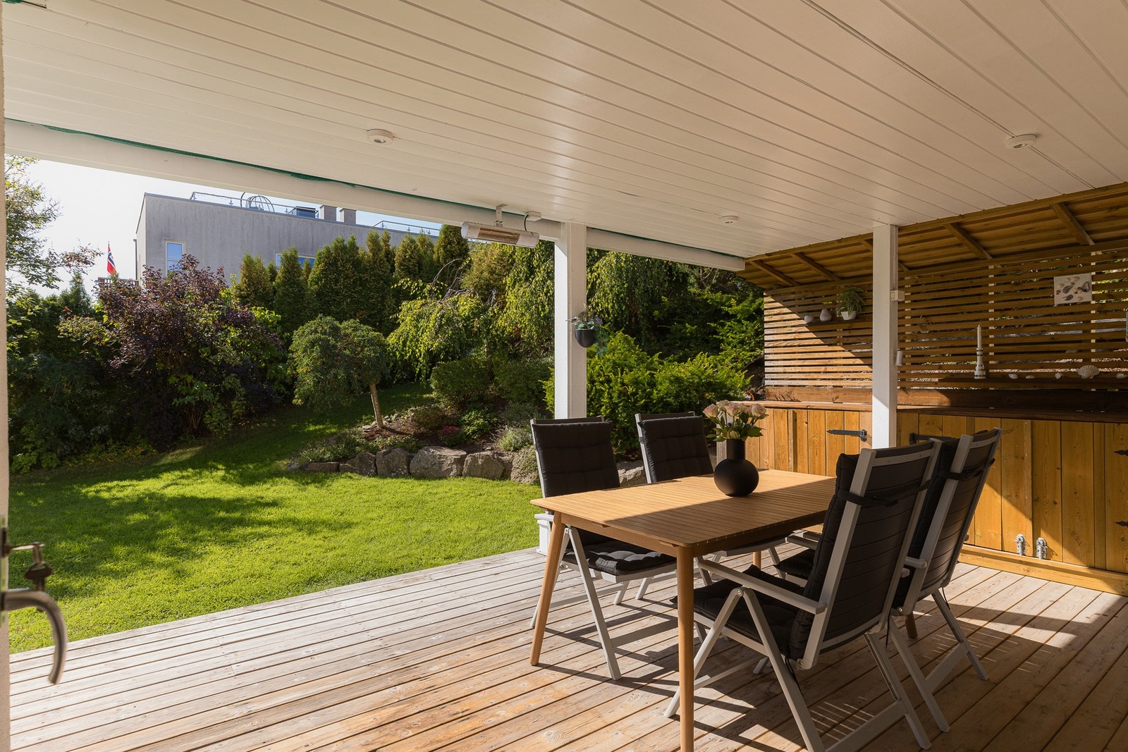 Her kan sommerdagene nytes med god plass til både spisegruppe og lounge Galleribilde