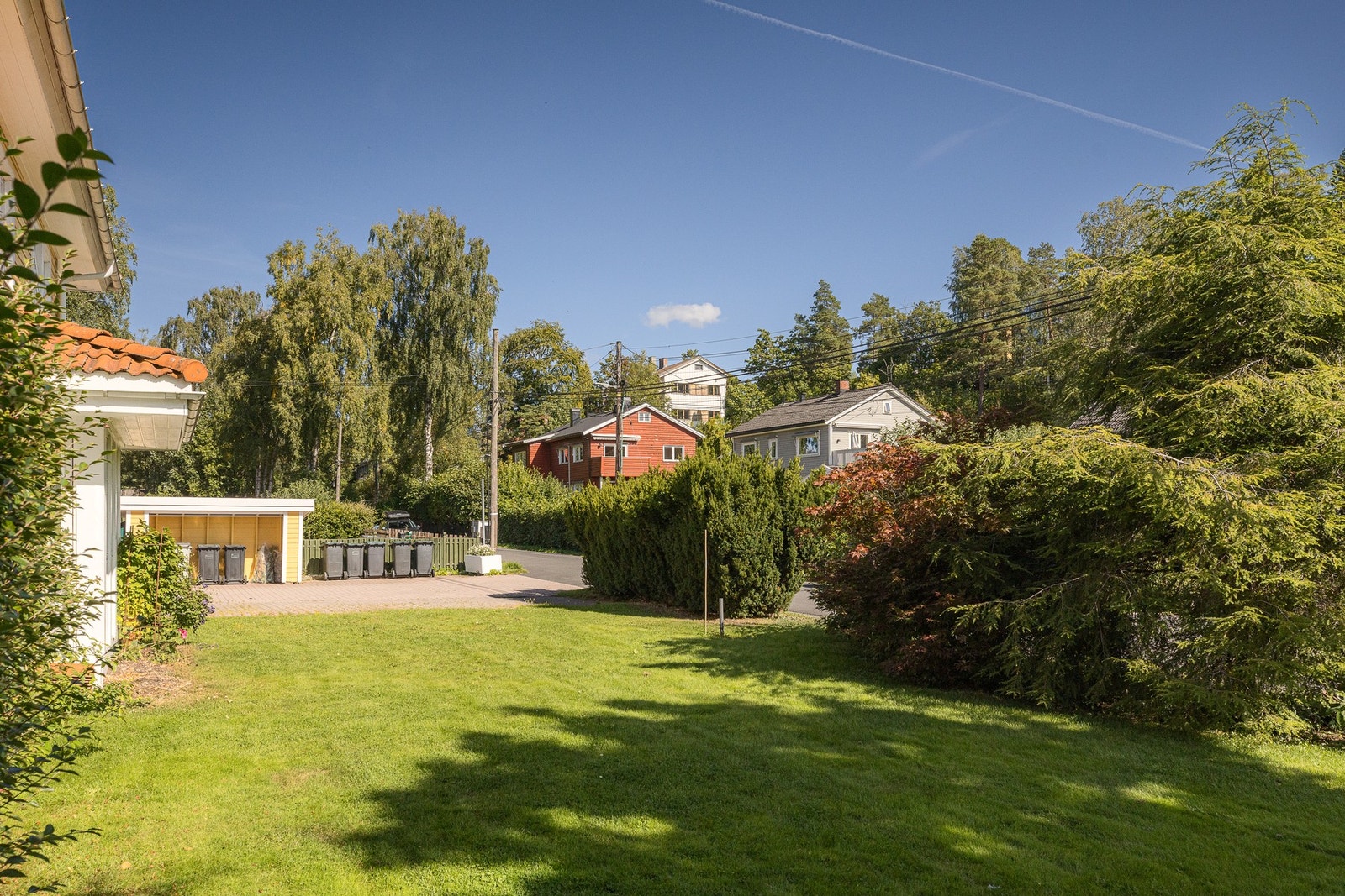 Fellesarealer med plen, blomster og trær - perfekt for sommerens hyggelige stunder Galleribilde