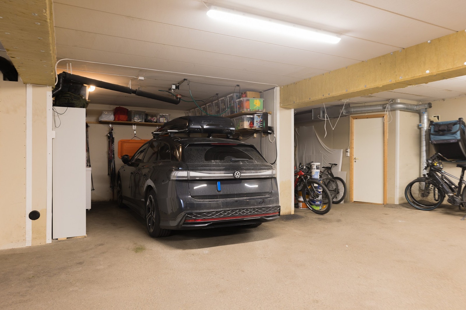 Det medfølger parkeringsplass i felles garasjeanlegg samt biloppstillingsplass på eiendommen Galleribilde