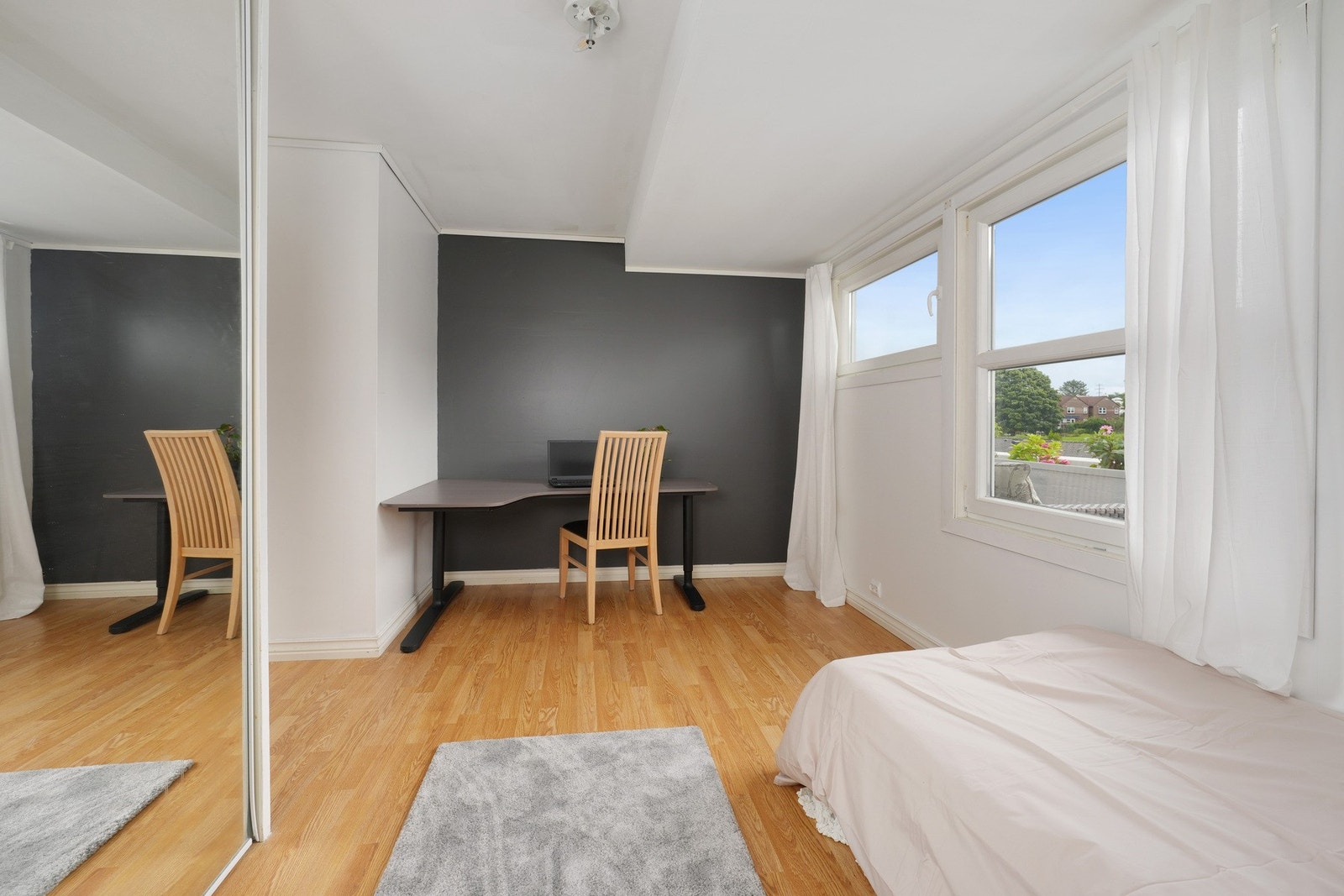 Soverom nr. 2 byr på praktisk oppbevaring i skyvedørsgarderobe Galleribilde