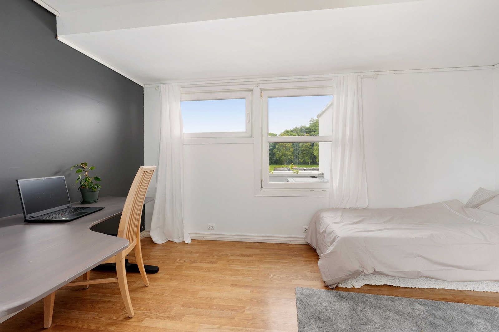 Her er det god plass til både seng og skrivebord Galleribilde