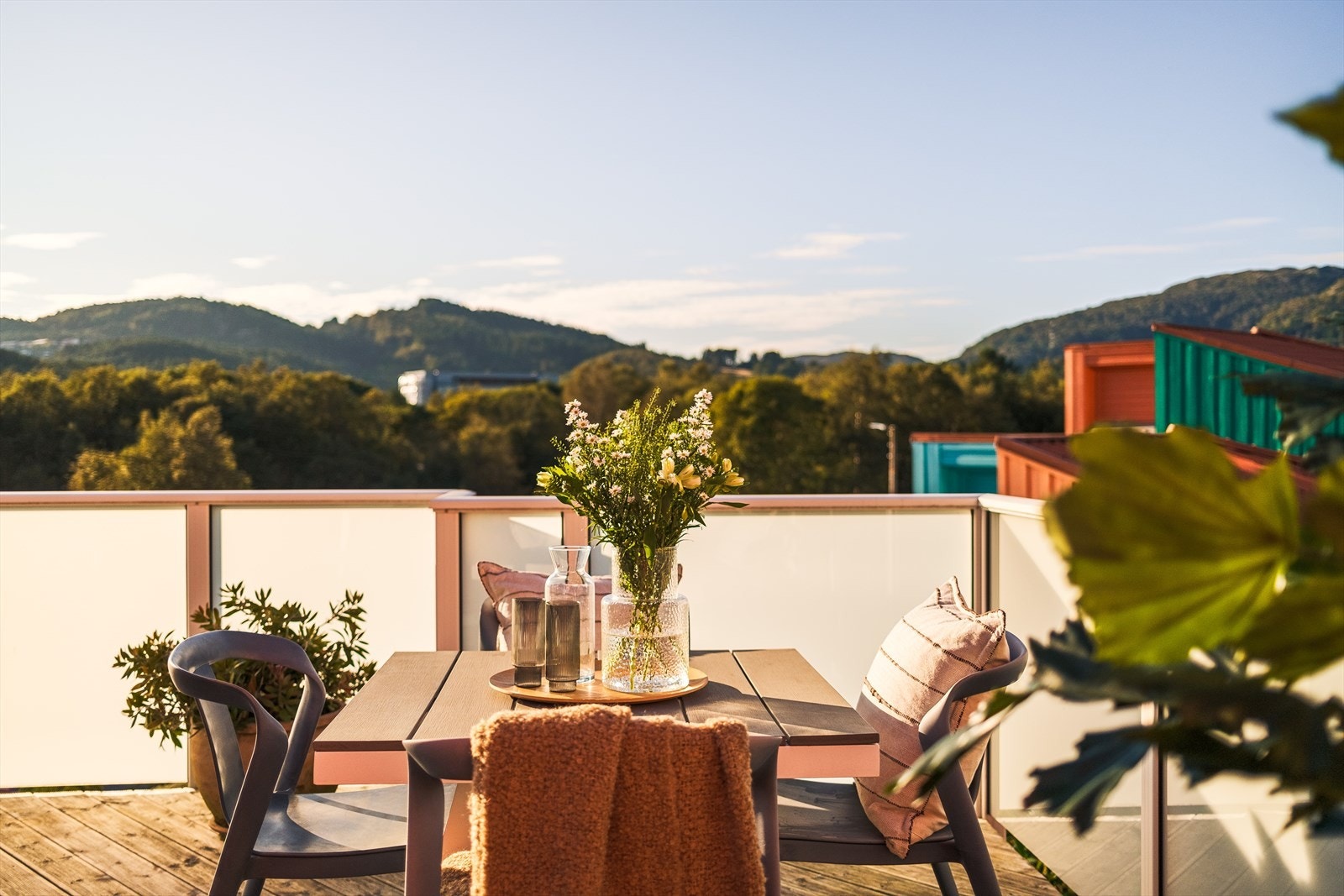Utgang til stor takterrasse fra stuen. Luftig beliggenhet med fri utsikt og gode solforhold. Galleribilde